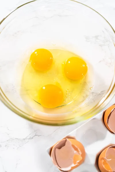 Het Mengen Van Natte Ingrediënten Een Grote Glazen Mengkom Mini — Stockfoto