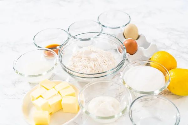 Measured Ingredients Glass Mixing Bowls Make Lemon Cupcakes — Fotografia de Stock