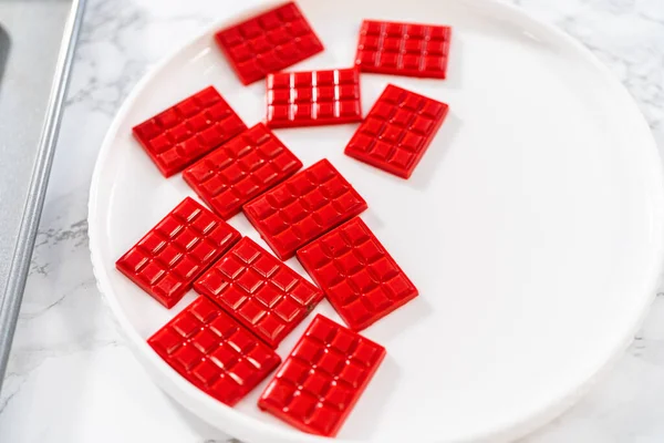 Plnění Silikonové Formy Červenou Modrou Roztavenou Čokoládou Aby Čokoládové Hvězdy — Stock fotografie