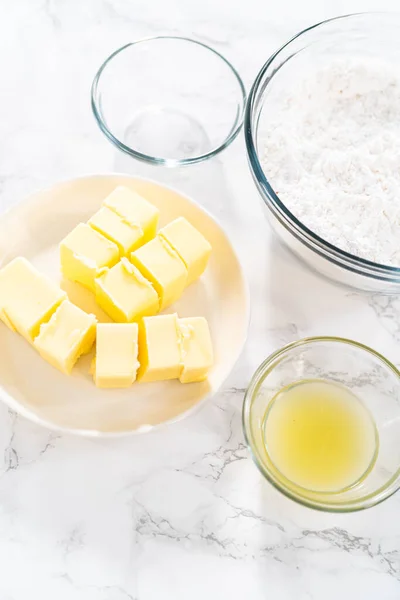 Measured Ingredients Glass Mixing Bowls Make Lemon Buttercream Frosting Lemon — Stock Photo, Image