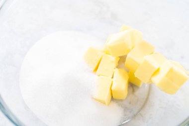 4 Temmuz pastasını çikolatalı yıldızlarla karıştırmak için cam bir kasenin içindekileri karıştırıyorum..