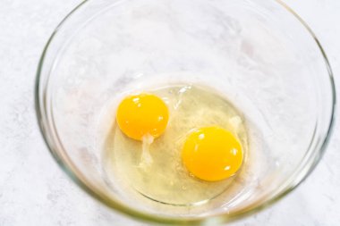 Çikolatalı kek hazırlamak için cam karıştırma kaselerinde bulunan malzemeler..