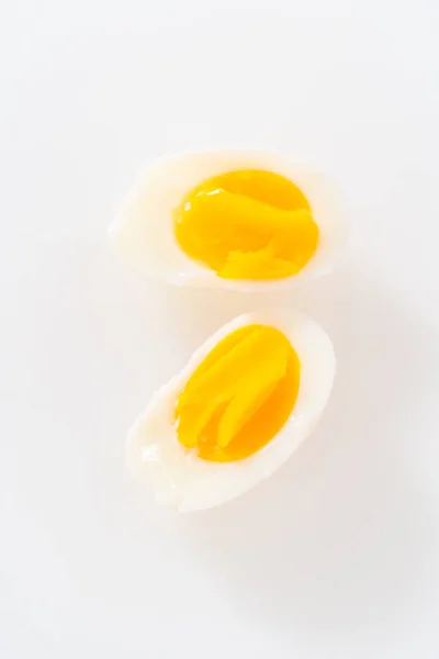 在白板上把煮熟的鸡蛋切碎 — 图库照片