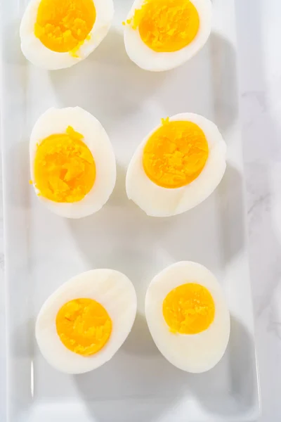 Diiris Dengan Telur Rebus Piring Putih — Stok Foto