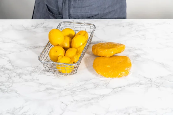 Bolachas Limão Com Cobertura Limão Envolvendo Massa Biscoito Para Resfriar — Fotografia de Stock