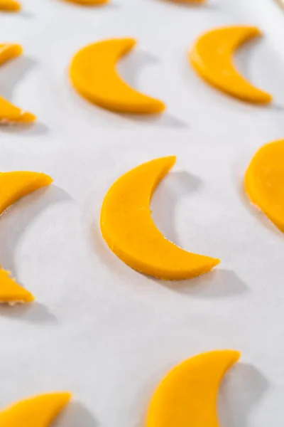 柠檬角饼干加柠檬釉料 用可调的滚针滚动饼干面团 用饼干切割机切饼干 用柠檬釉烤柠檬楔形饼干 — 图库照片