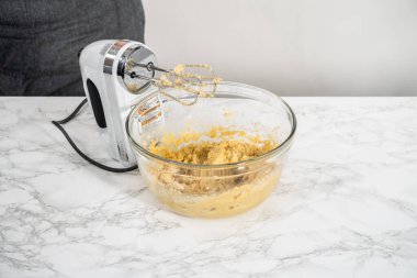 Nane şekerli çikolatalı kurabiyeler pişirmek için büyük bir bardakta karıştırma malzemesi..