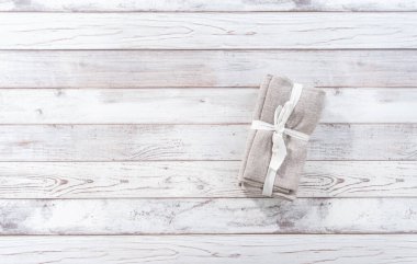 Düz yatıyordu. Beyaz ahşap bir masada yeni bir peçete yığını..