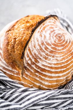 Taze fırınlanmış buğday ekmeği ekmeği ve ekmek koruma sepetinden işaretler..