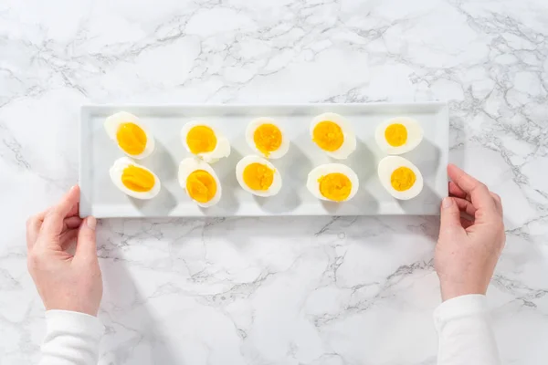 白い盛り皿の上にゆで卵 — ストック写真