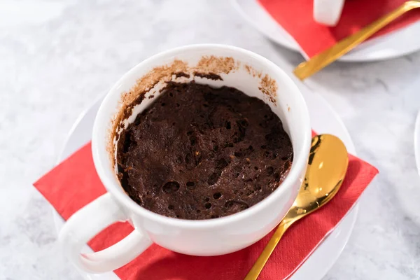 Vers Gebakken Chocoladekoeken Witte Kopjes — Stockfoto