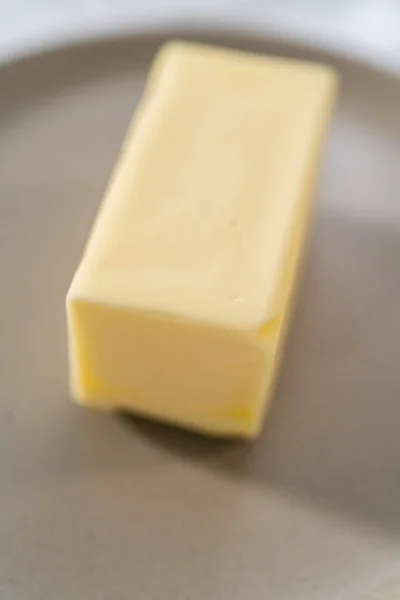 Stäbchen Ungesalzene Butter Auf Den Kleinen Tellern — Stockfoto