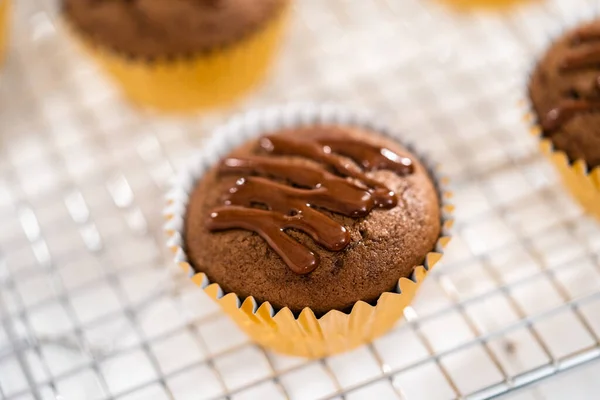 Drizzling Ganache Cioccolato Sulla Parte Superiore Cuocere Cupcake Lampone Cioccolato — Foto Stock