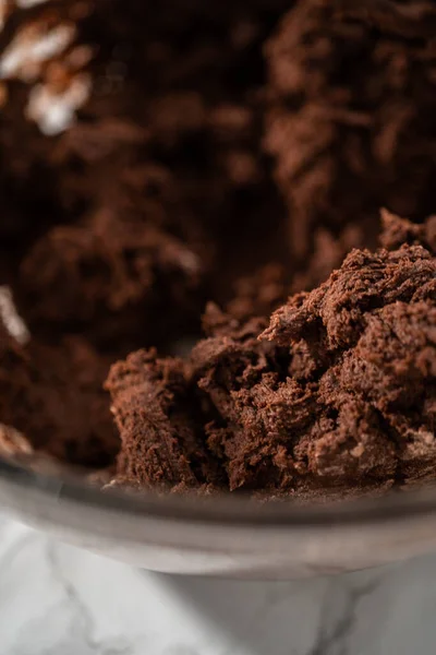Blanda Ingredienser Stor Glasskål För Att Baka Pepparmynta Vita Chokladkakor — Stockfoto