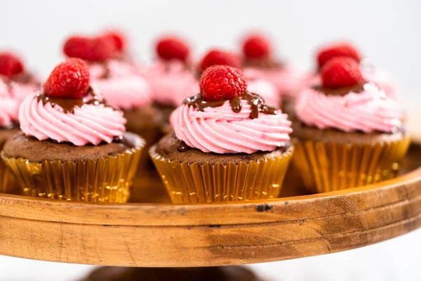 Gourmet Choklad Hallon Muffins Dränkt Med Choklad Ganache Och Toppad — Stockfoto