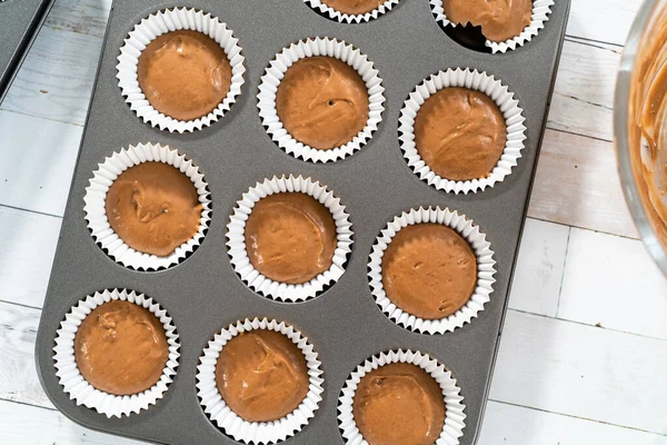 Teig Die Folienkuchenhüllen Schaufeln Schokolade Himbeer Cupcakes Backen — Stockfoto