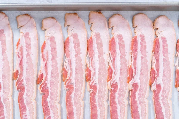 Bandes Bacon Non Cuites Sur Une Plaque Pâtisserie Avec Papier — Photo