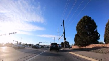 Denver, Colorado, ABD-13 Ocak 2020 - Amerika 'nın banliyölerinde tipik asfalt yollarda sürüş.