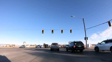 Denver, Colorado, ABD-13 Ocak 2020 - Amerika 'nın banliyölerinde tipik asfalt yollarda sürüş.