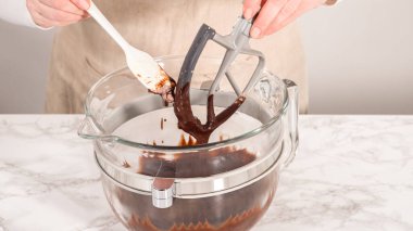 Adım adım. Elektrikli mutfak mikseriyle çikolatalı ganache çırpmak..
