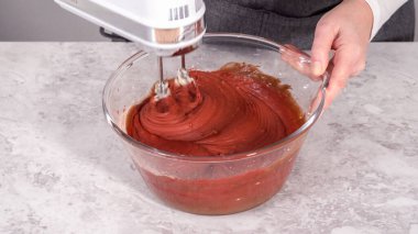 Adım adım. Kırmızı kadife kek hazırlamak için karıştırma kabındaki malzemeleri karıştırıyorum..