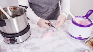 Adım adım. Çikolata parçacıkları eriyen kaplarda eriyor..