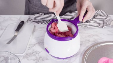 Adım adım. Çikolata kalıplı şekiller için erimiş kırmızı çikolata parçaları..