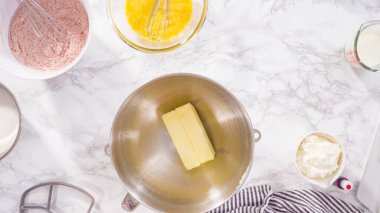 Düz yatıyordu. Adım adım. Kırmızı kadife kekler pişirmek için mutfak mikserinin malzemelerini karıştırıyorum..