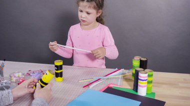 Çocuk kâğıtları. Boş tuvalet kağıdı rulolarından ve inşaat kağıdından kağıt hataları yapmak.