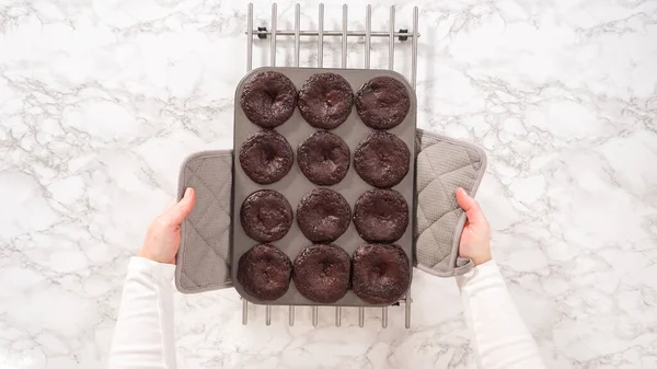 Deitado Passo Passo Refrigeração Cupcakes Chocolate Recém Assados Uma Panela — Fotografia de Stock