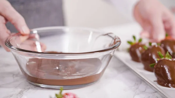 Paso Paso Sumergiendo Fresas Orgánicas Chocolate Derretido — Foto de Stock