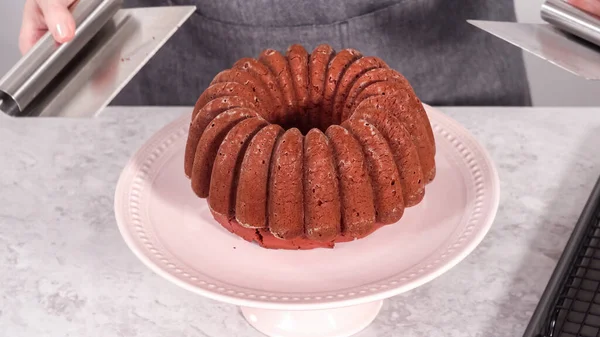 Step Step Decorating Freshly Baked Red Velvet Bundt Cake Organic — ストック写真