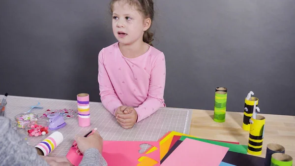 Papelaria Infantil Fazendo Insetos Papel Partir Dos Rolos Papel Higiênico — Fotografia de Stock