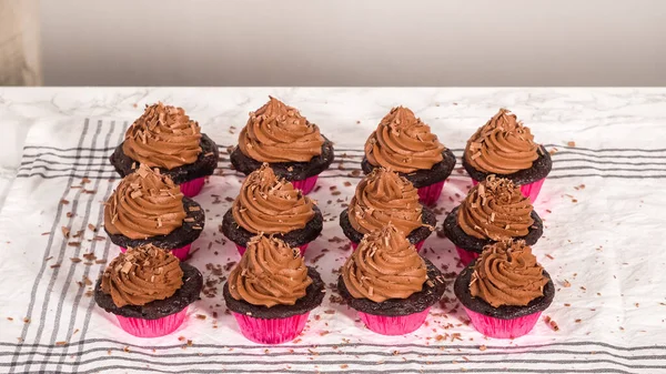 Pas Pas Barre Chocolat Raser Sur Des Cupcakes Chocolat Givré — Photo