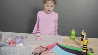 Çocuk kâğıtları. Boş tuvalet kağıdı rulolarından ve inşaat kağıdından kağıt hataları yapmak.