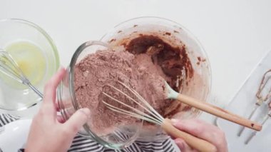 Adım adım. Düz yatıyordu. Çikolatalı kurabiye pişirmek için karışımı bir bardakta karıştırıyorum..