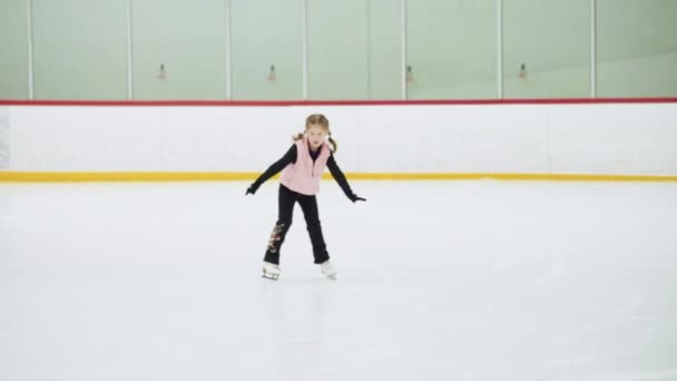 Kleine Schaatsster Oefent Haar Elementen Ochtend Kunstschaatstraining — Stockvideo