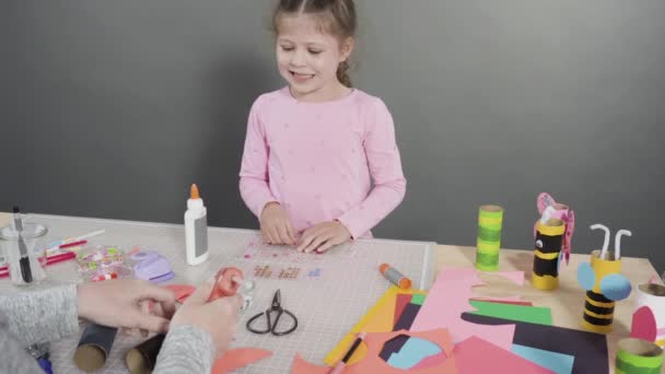 Papelaria Infantil Fazendo Insetos Papel Partir Dos Rolos Papel Higiênico — Vídeo de Stock