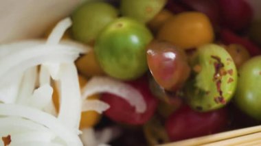 Adım adım. Maden işlemeli, dökme demir bir fırında makarna tarifi pişiriyorum..