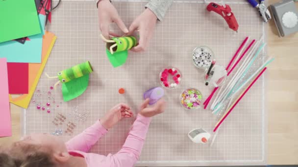평평하게 아이들은 종이로 뗏목입니다 화장지를 사용하여 뭉치와 용지를 만들고 — 비디오