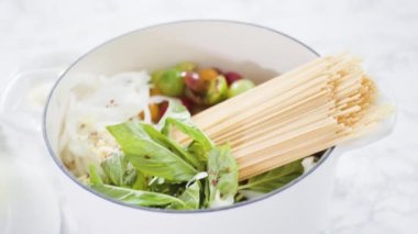 Adım adım. Maden işlemeli, dökme demir bir fırında makarna tarifi pişiriyorum..