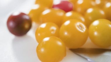 Adım adım. Tek demlik makarna tarifi yapmak için beyaz bir kesim tahtasıyla sebze kesmek..