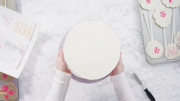 Düz Yatıyordu Süslenmek Için Uzun Beyaz Yuvarlak Pastanın Içine Kar — Stok video