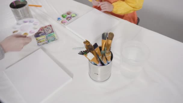Meisje Schilderen Met Acrylverf Doek Met Haar Moeder Voor Een — Stockvideo