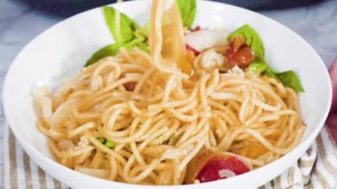 Adım adım. Beyaz makarna tabağına bir kap makarna servis ediyorum..