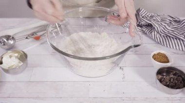 Çikolatalı ahududu kekleri pişirmek için malzemeler karıştırıyorum..