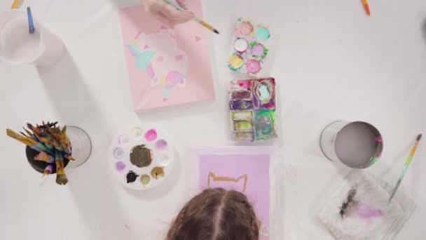 Flach Lag Kleines Mädchen Malt Mit Acrylfarbe Auf Leinwand Mit — Stockvideo