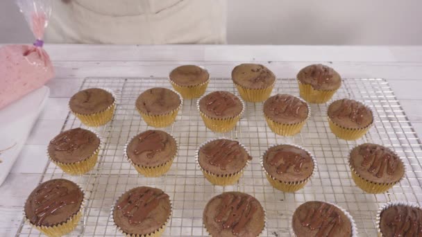 Drizzling Ganache Cioccolato Sulla Parte Superiore Cuocere Cupcake Lampone Cioccolato — Video Stock