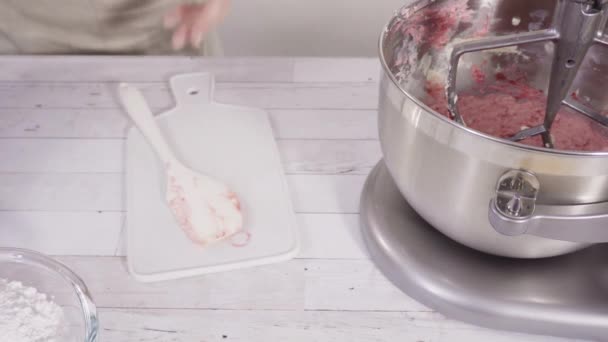 在厨房搅拌器中配制覆盆子奶油奶酪奶油 用于烘焙巧克力覆盆子蛋糕 — 图库视频影像