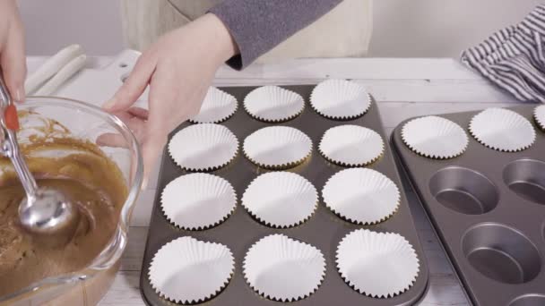 Padella Cupcake Foderato Con Bicchieri Carta Stagnola Cupcake Cuocere Cupcake — Video Stock